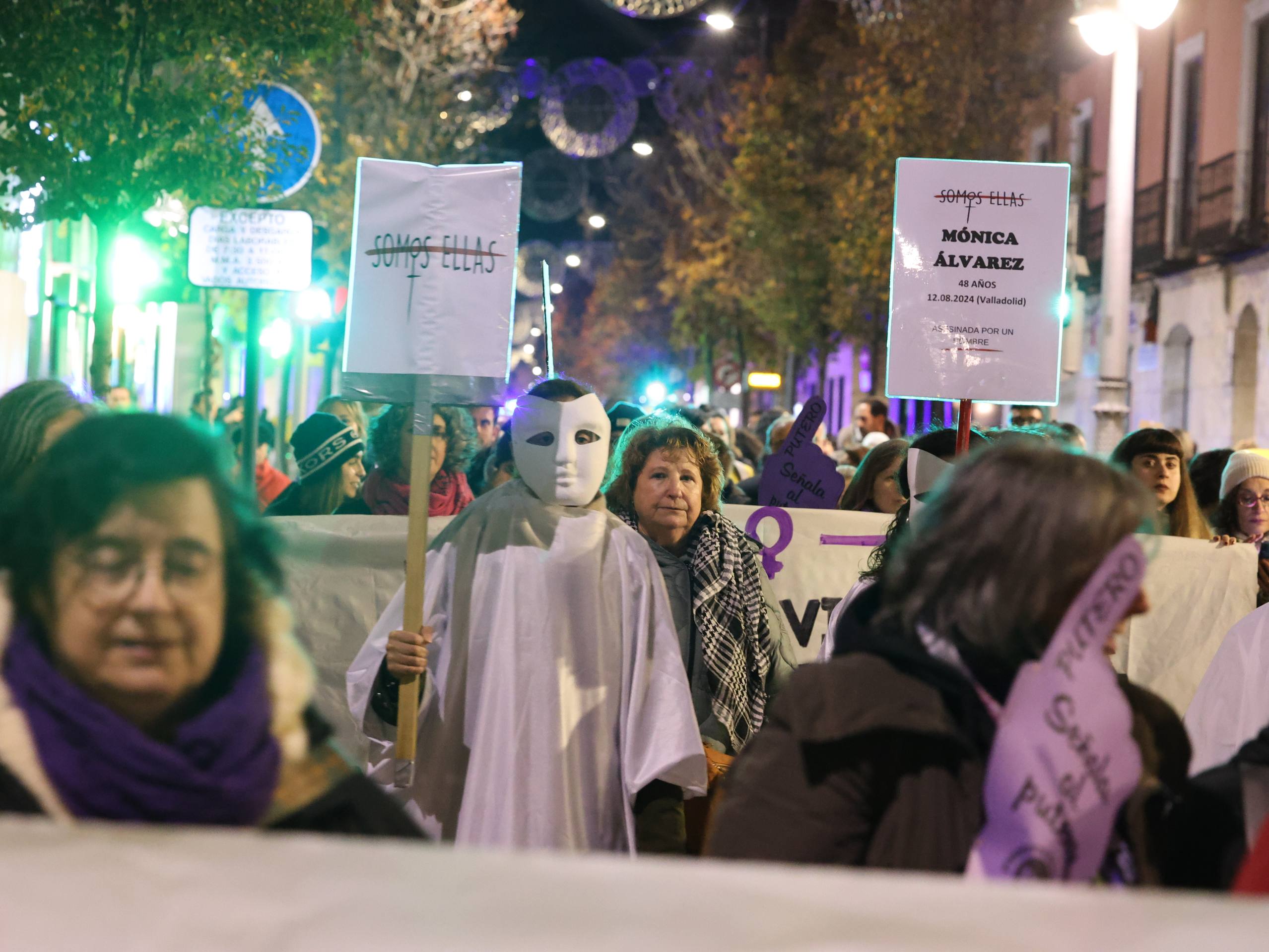 La manifestación por el 25-N en Valladolid, en imágenes