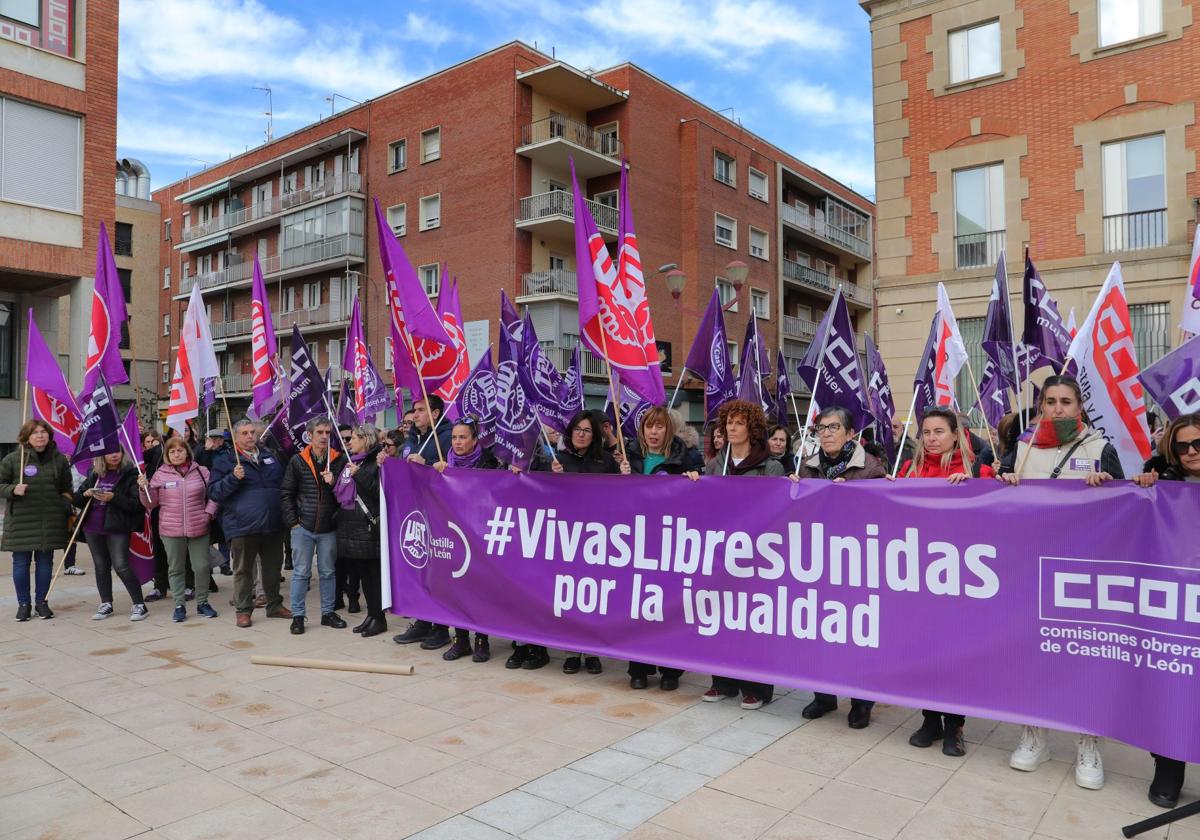 Palencia se tiñe de morado contra la violencia de género