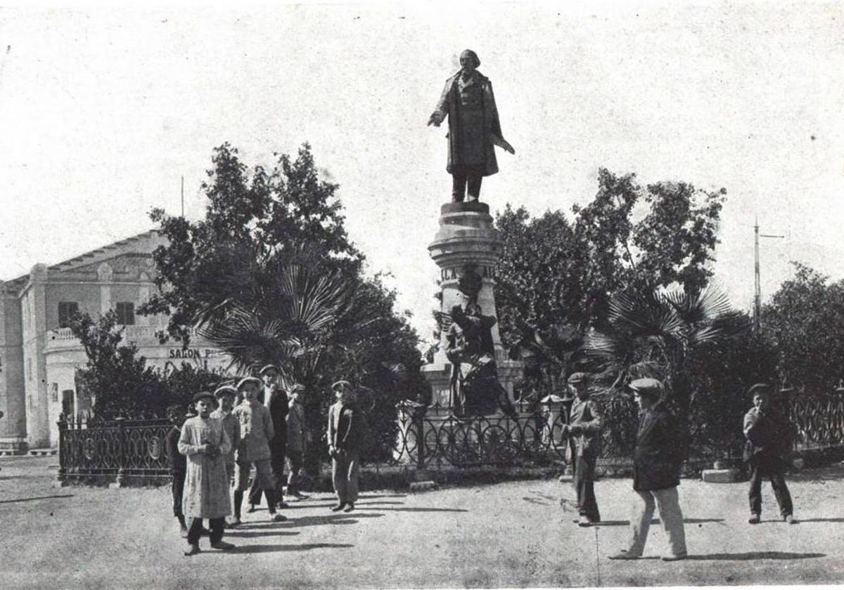 Estatua de José Zorrilla, inaugurada el 14 de septiembre de 1900.