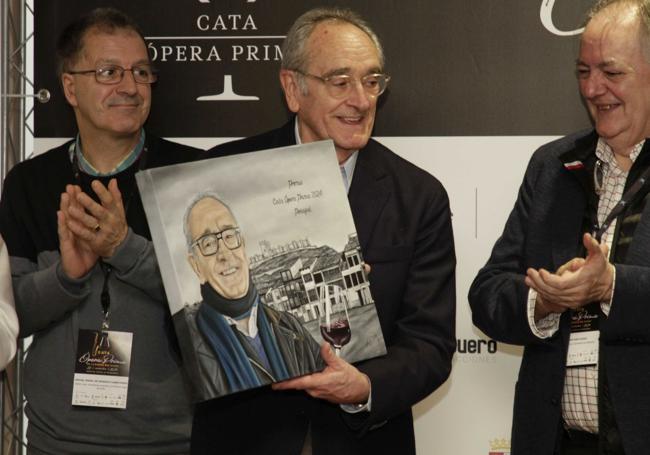Jean-Claude Berrouet posa tras recibir el premio.