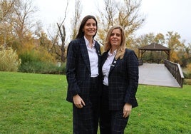 Lara Castán y Angélica Gento, comerciales del AC Hotel Palacio de Santa Ana, junto al embarcadero donde celebran algunas bodas civiles.