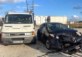 Imagen de los dos vehículos implicados en el siniestro de la calle Roble de Aldeamayor.