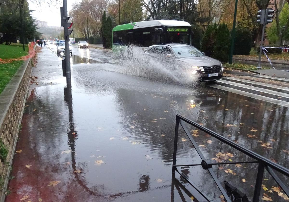 Balsa de agua en la avenida de Medina del Campo, que cortó un carril antes del cruce con el Paseo de Zorrilla.