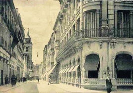 Calle de la Constitución con el Círculo de Recreo y la iglesia de Santiago al fondo.