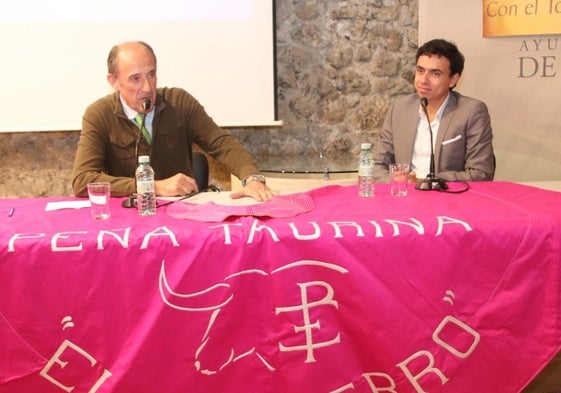 Juan de Castilla, a la derecha, durante el coloquio.