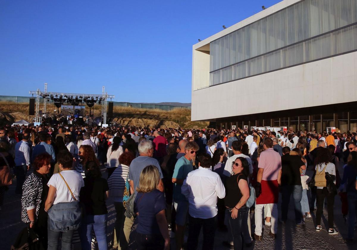 Celebración de un concierto en la plaza del edificio CIDE.