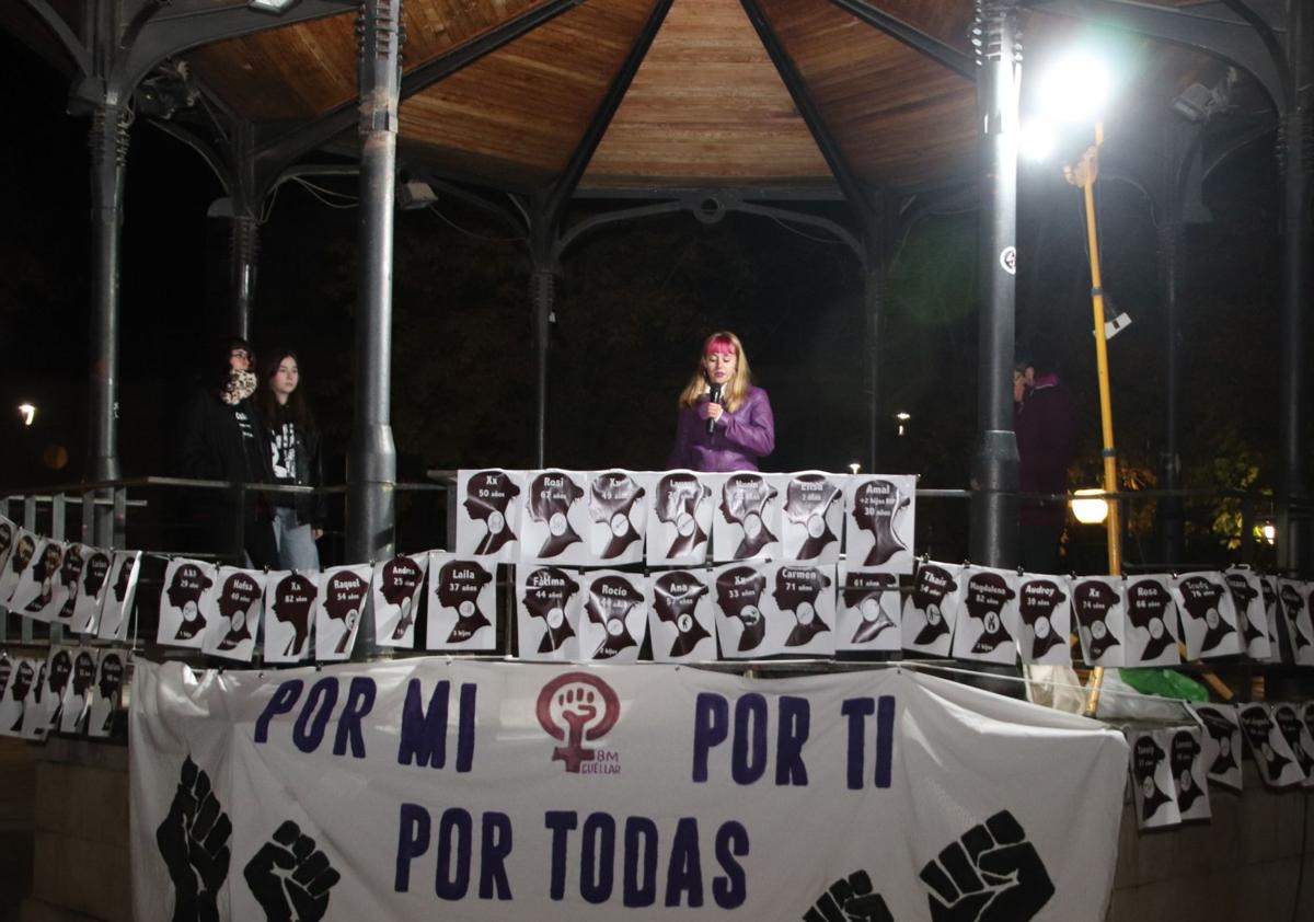 Imagen secundaria 1 - Arriba, performance de la Casa de los Picos contra la violencia machista; el Cuéllar, lectura de manifiesto y poemas bajo el lema 'Por mi, por ti, por todas', y mujeres portan calendarios con las cifras de mujeres asesinadas en cada mes.