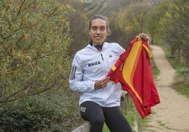 La atleta segoviana Idaira Prieto muestra la camiseta de la selección.