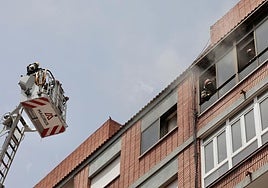 Los Bomberos sofocan un incendio en una vivienda de Valladolid, en una imagen de archivo.