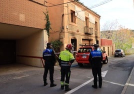 Policía Local y Nacional y Bomberos, en el edificio okupa precintado tras el incendio del sábado.