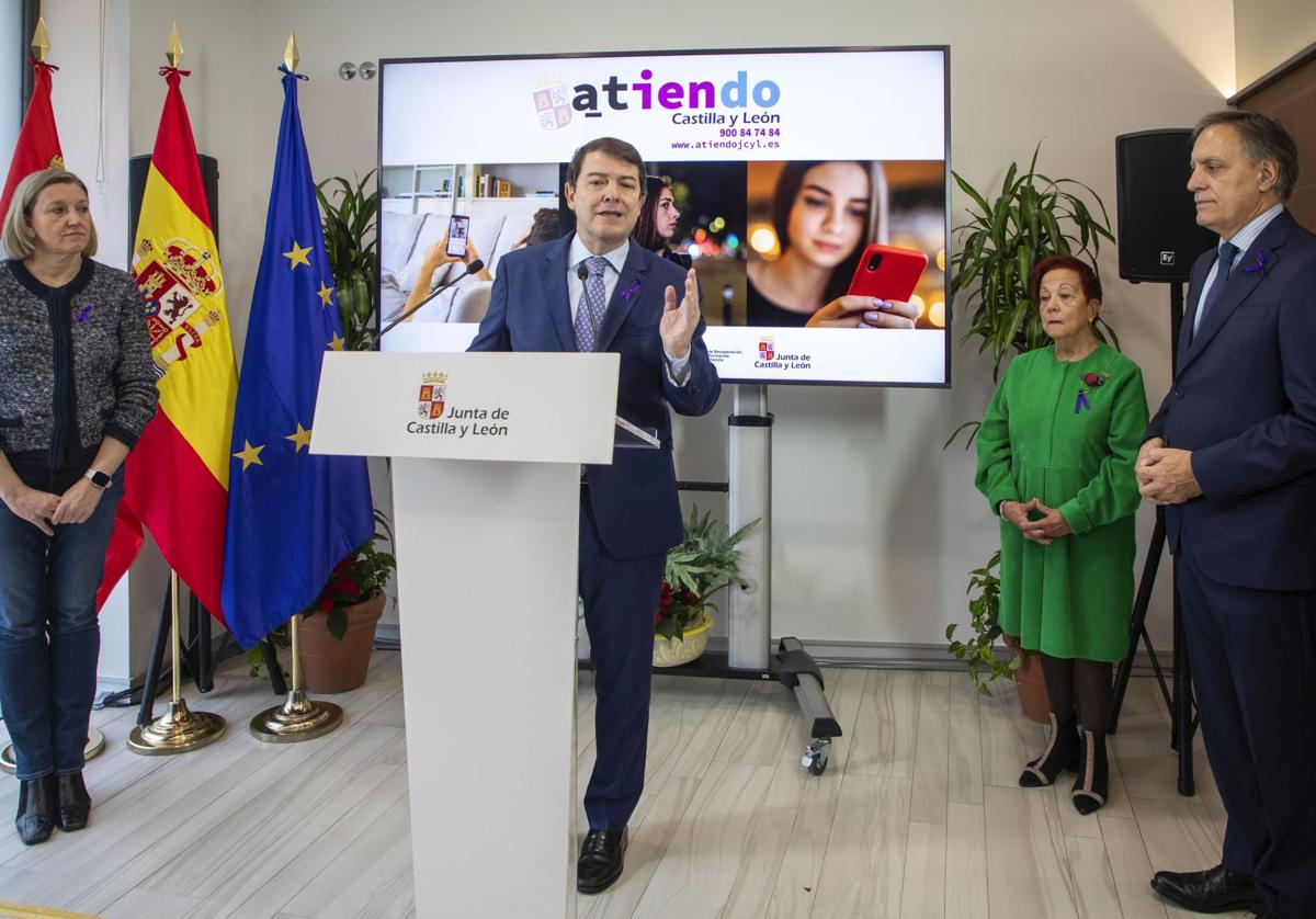 El presidente de la Junta, Alfonso Fernández Mañueco, este lunes durante la inauguración de un centro Atiendo en Salamanca.