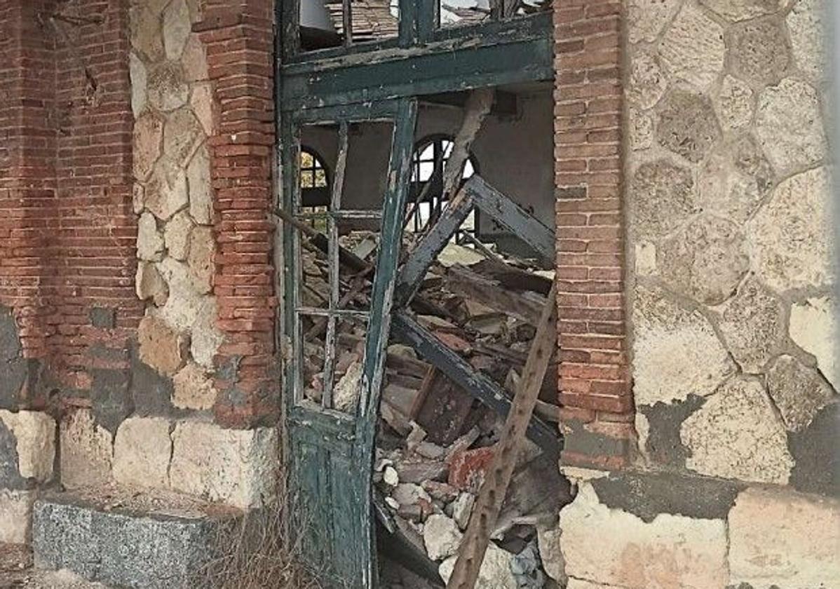 Último derrumbe en el edificio de viajeros de la estación de Ortigosa de Pestaño.