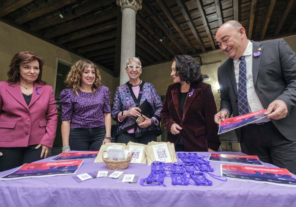 Las responsables de la Unidad de Igualdad y el presidente de la Diputación, durante el acto.