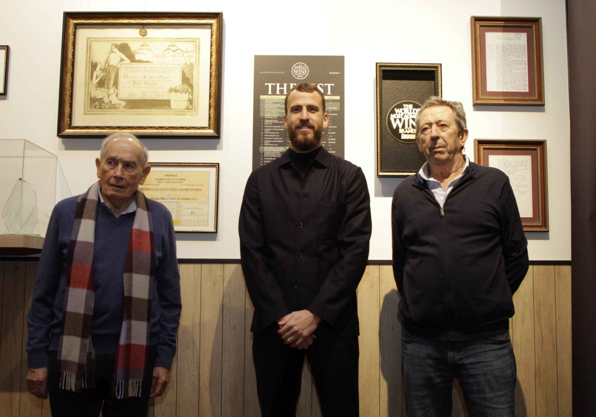 Sergio Rodríguez en la nueva Sala de Trofeos junto al presidente de Protos -a su derecha-, Edmundo Bayón, y al vicepresidente -a su izquierda-, Antonio Sanz.