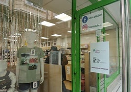 Comercio con los carteles de la Cuenta Consumo.