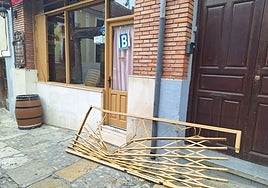 La verja forzada junto a la fachada del bar Sequillo