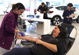 Una mujer dona sangre en el punto del polígono industrial, este martes.