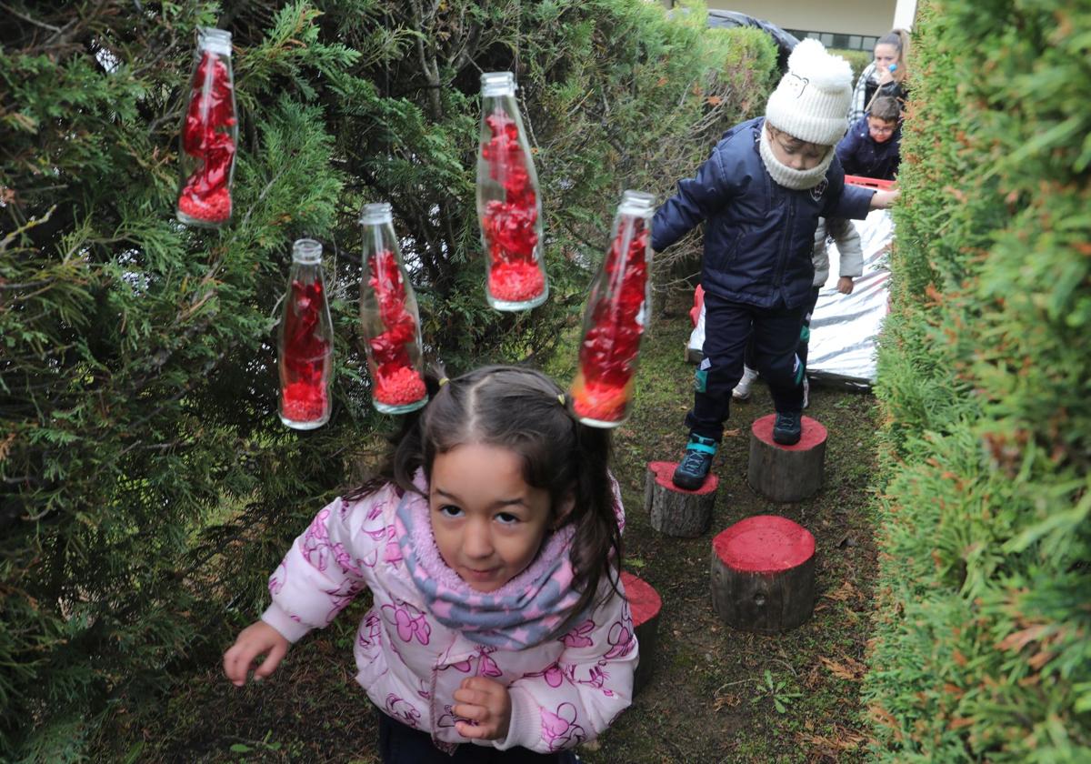 Los alumnos de Infantil del Santa Rita recorren el laberinto, dedicado al espacio y los planetas.