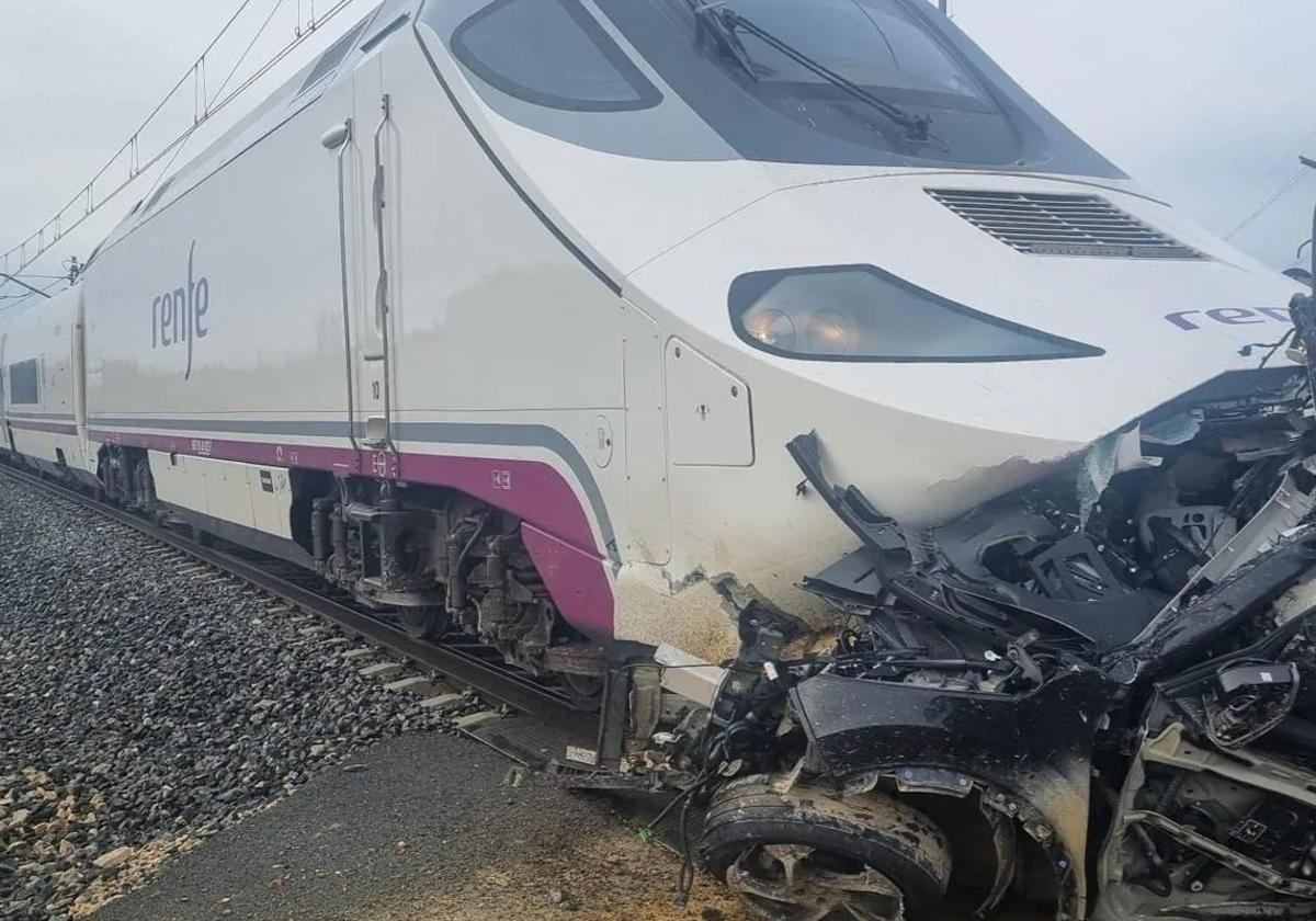 Estado en el que quedó el vehículo tras ser arrollado por el tren.