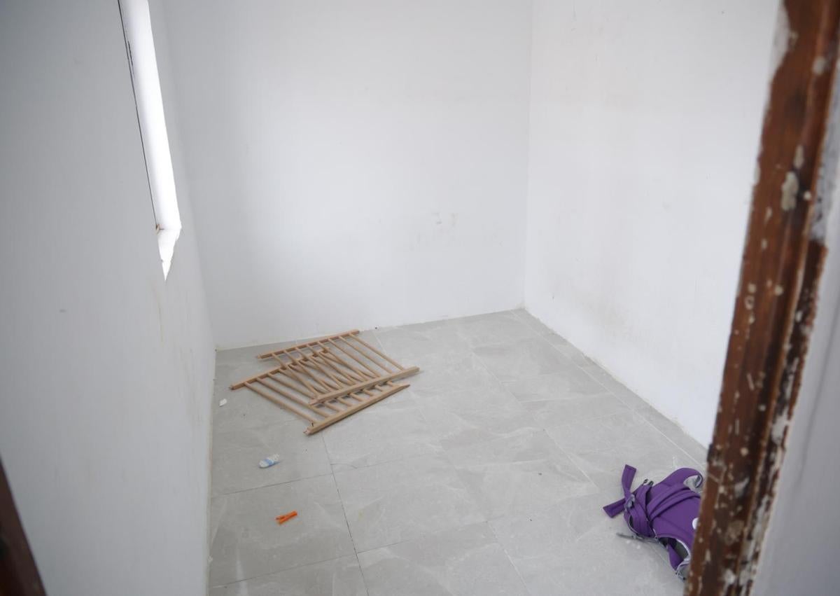 Imagen secundaria 1 - Verónica muestra el interior de la vivienda, ya vaciada, antes del desahucio.