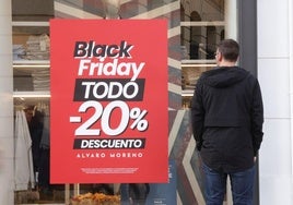 Escaparate de una tienda que anuncia descuentos por el Black Friday.