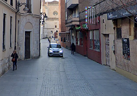 La reparación del adoquinado en la calle León cortará el tráfico hasta el viernes