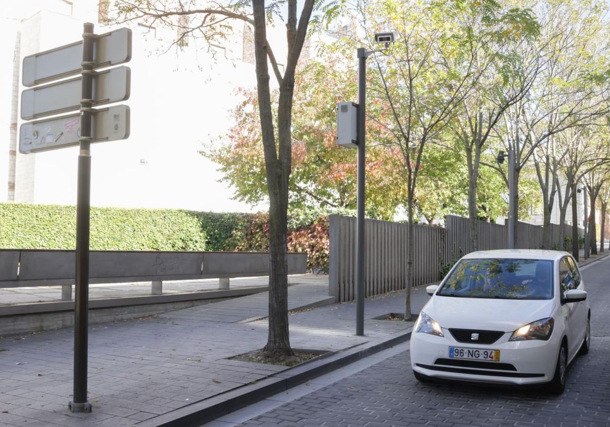 Cámaras de vigilancia en la calle Encarnación para la futura zona de bajas emisiones.