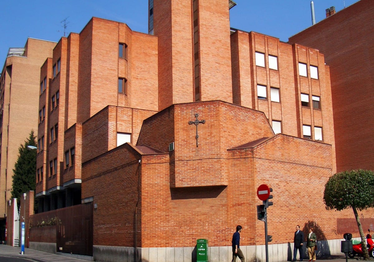 Imagen principal - Fachada del Sagrado Corazón antes de su remodelación. Abajo, una habitación y el quirófano en los años 70.