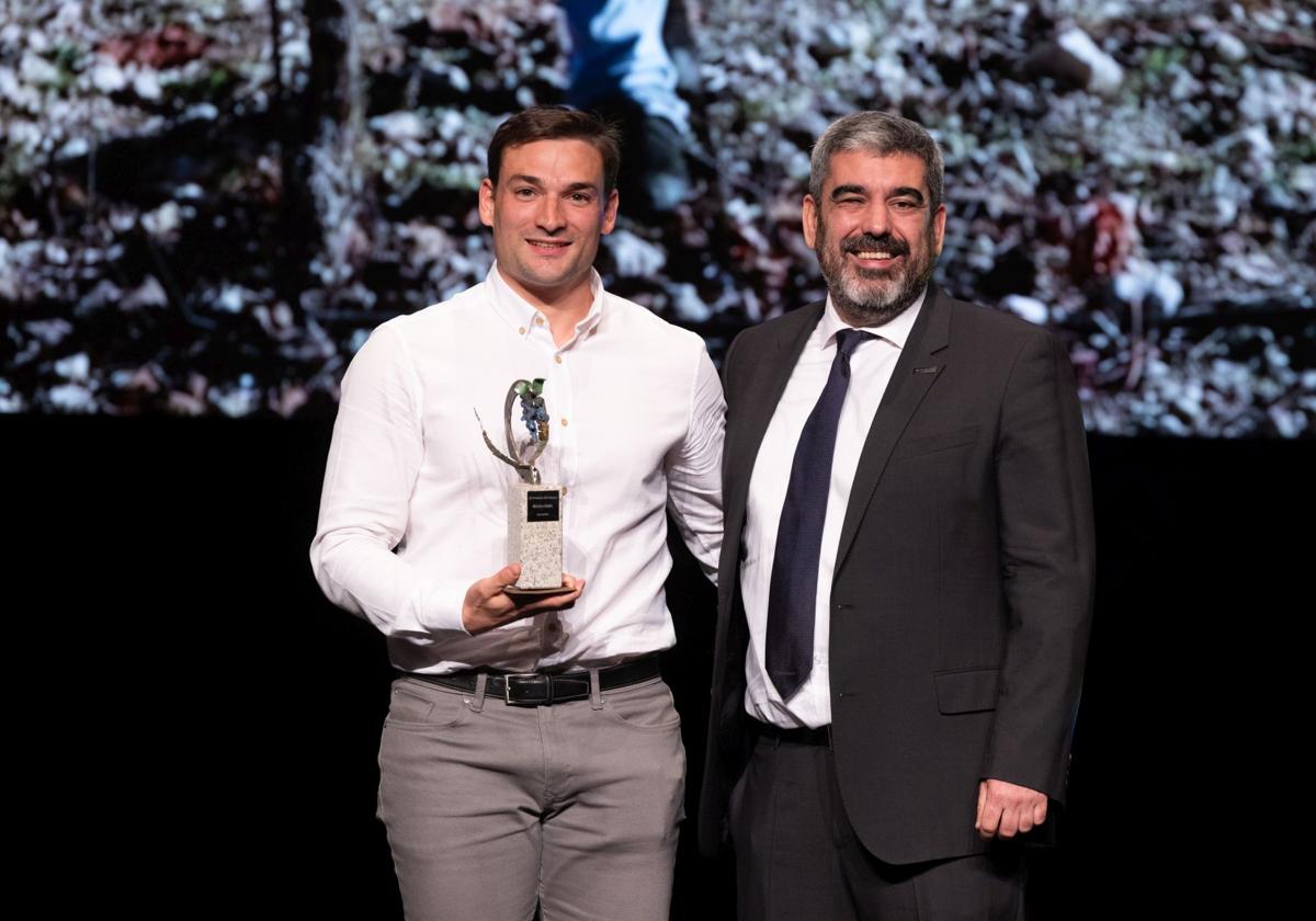 Pablo Nieto, muestra su premio junto a José Llopis, director de Marketing de New Holland.