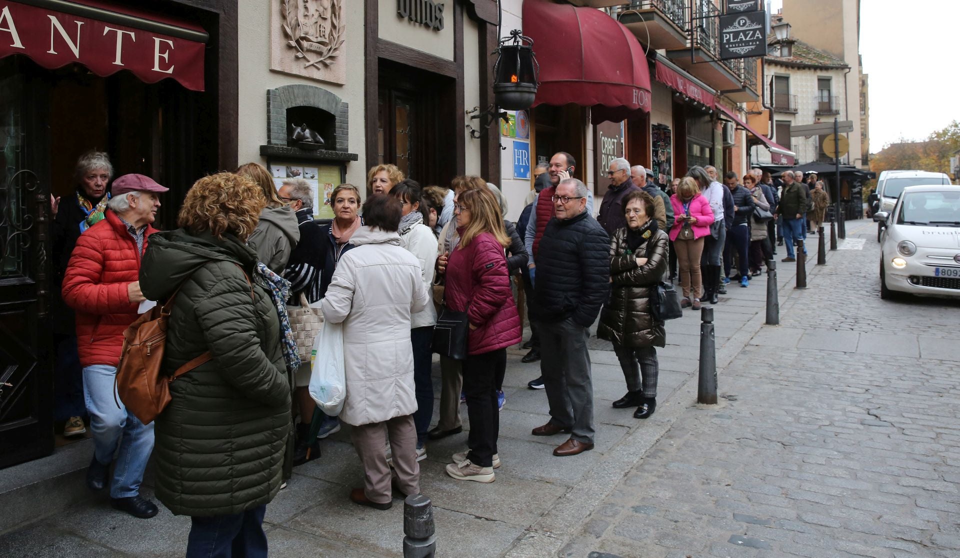 Cola a las puertas de un establecimiento para comprar papeletas de Lotería de Navidad.