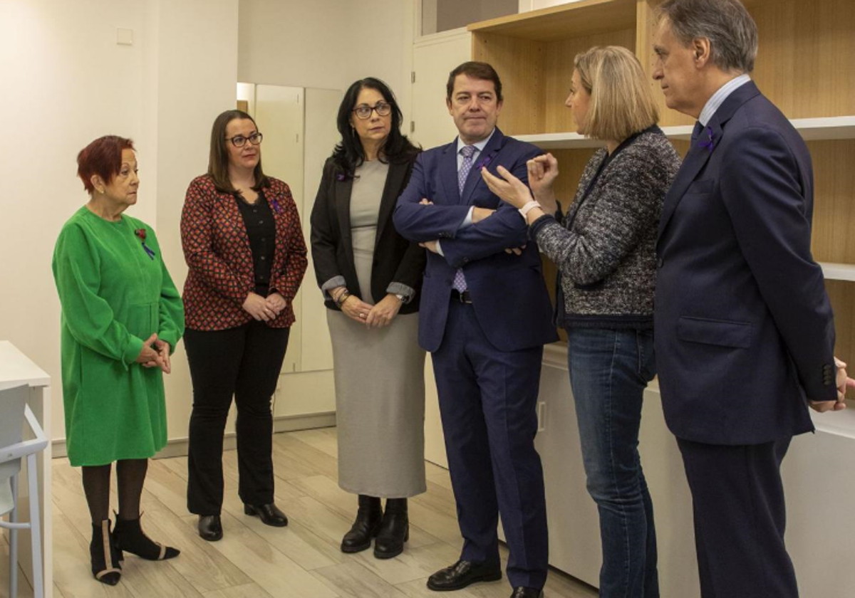 Alfonso Fernández Mañueco e Isabel Blanco, junto al alcalde de Salamanca, en las instalaciones del Centro de Atención a Víctimas de Agresiones Sexuales 'Atiendo'.