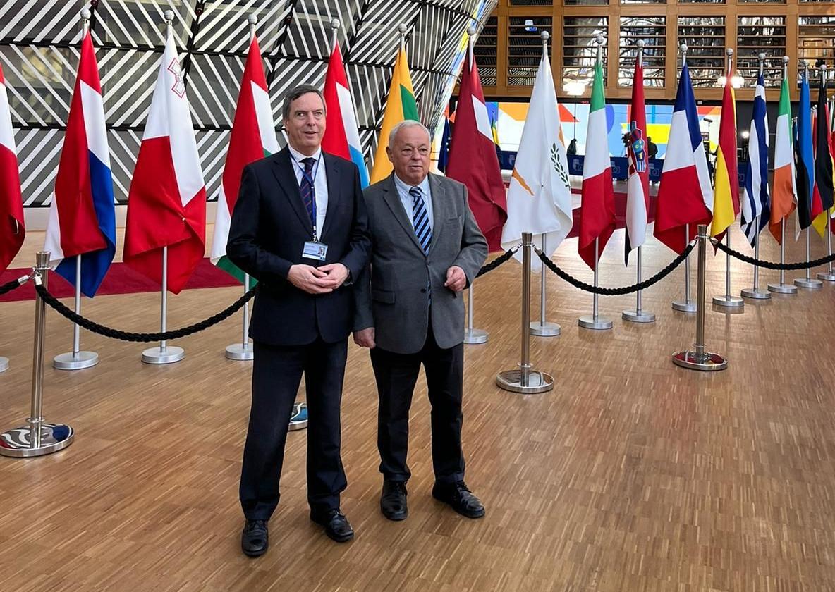 El director de Deportes, Enrique Sánchez-Guijo, junto al consejero de Cultura, Turismo y Deporte, Gonzalo Santonja, en Bruselas.