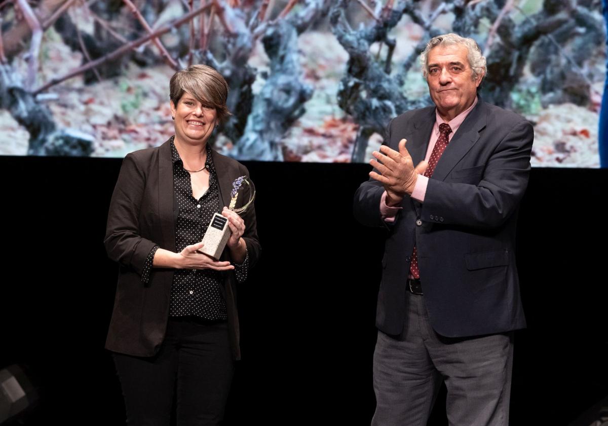 Marta Llorente, recoge su premio de manos de Joaquín Lorenzo, director de Compras Agro de Pascual.