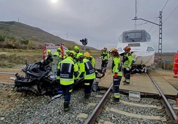 El coche de los arrollados por el tren no respetó el stop en el paso a nivel