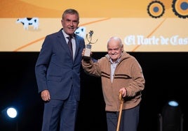 Eugenio Rodríguez, 'el pastor de Robladillo', alza orgulloso su estatuilla junto a Iñaki Arechabaleta, presidente de El Norte.