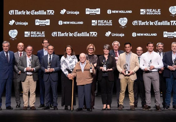 Foto de familia de premiados, autoridades y patrocinadores tras la gala de entrega de los premios.