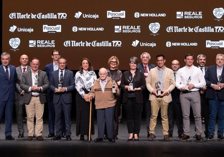 Foto de familia de premiados, autoridades y patrocinadores tras la gala de entrega de los premios.