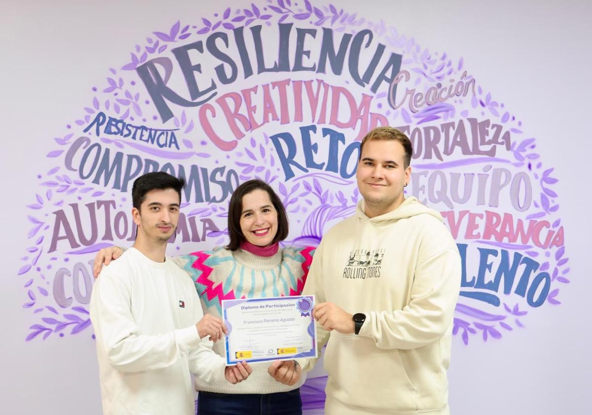 Francisco Páramo y Adrián Herguedas con su profesora Miriam Pascual y el diploma conseguido