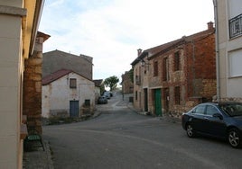 Una calle del pueblo segoviano de Valdevacas de Montejo, afectado por la avería.