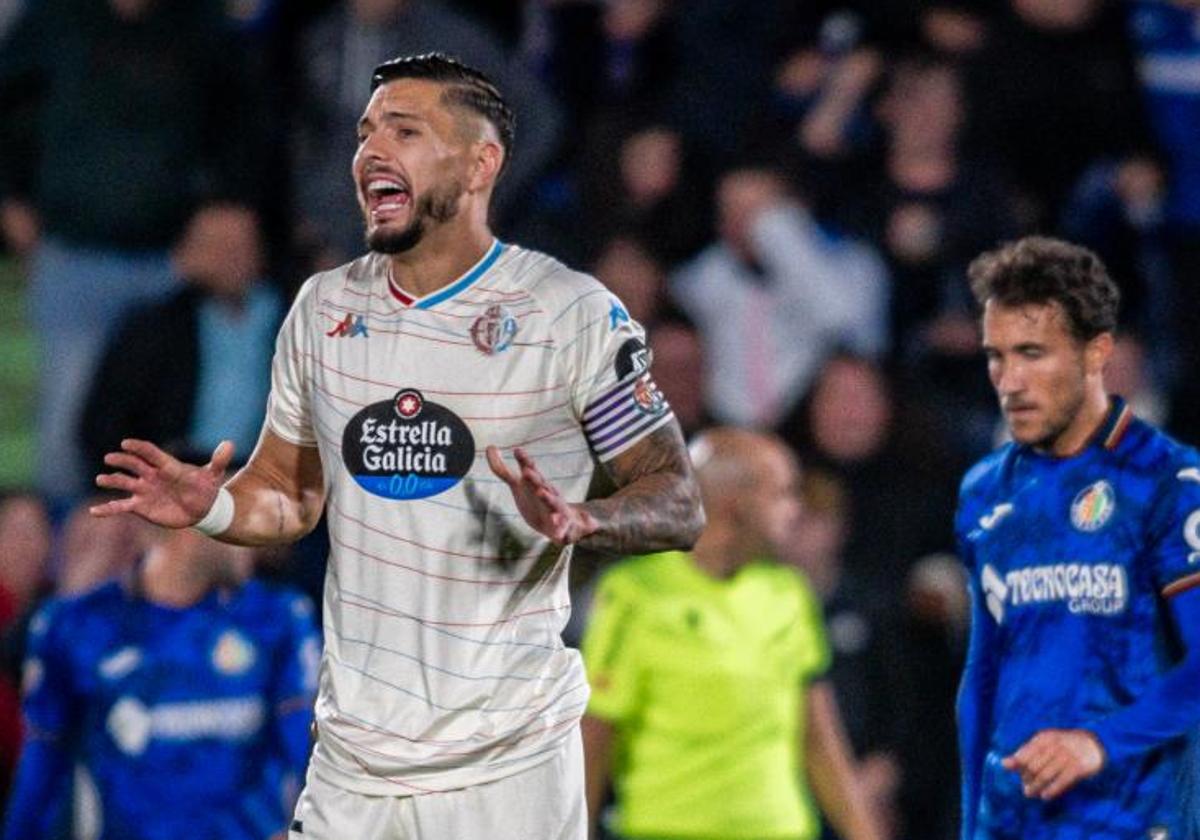 Javi Sánchez arenga a sus compañeros durante el último Getafe-Real Valladolid.