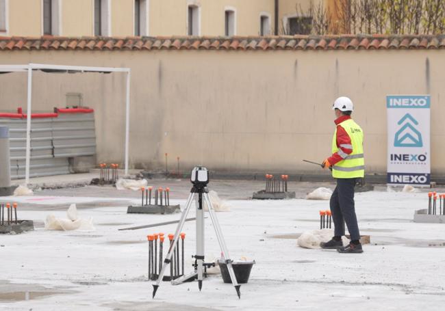 Un operario trabaja en la parcela.