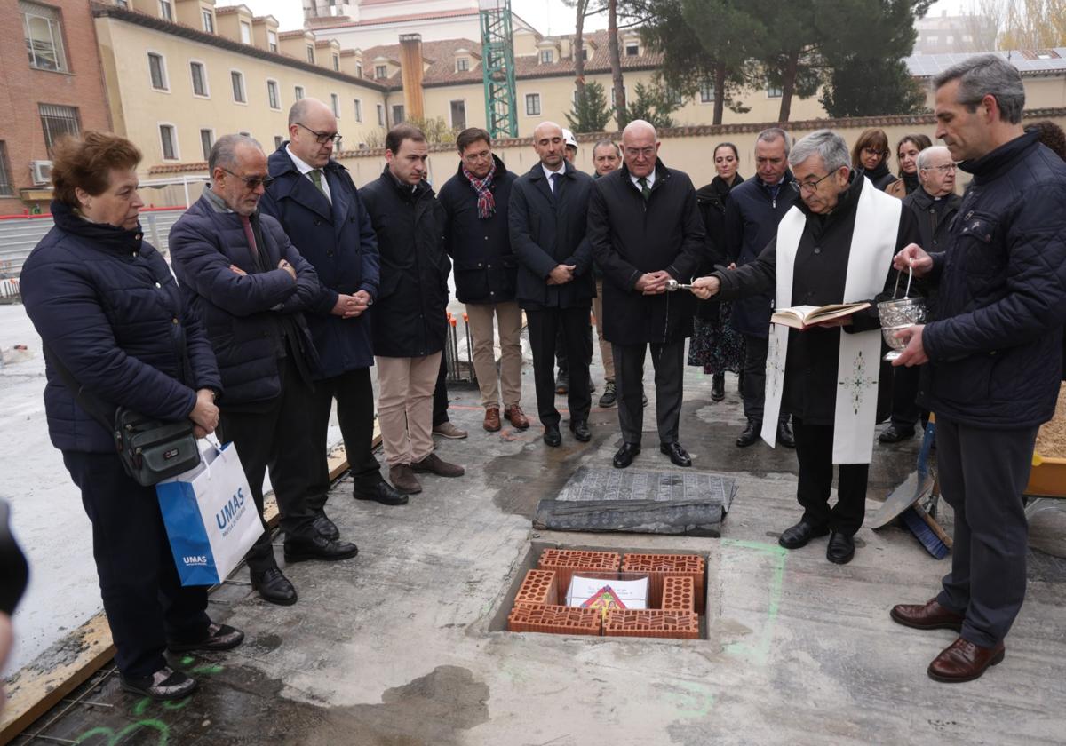 El arzobispo bendice la colocación de la primera piedra del colegio de educación especial en la parcela de Cáritas.