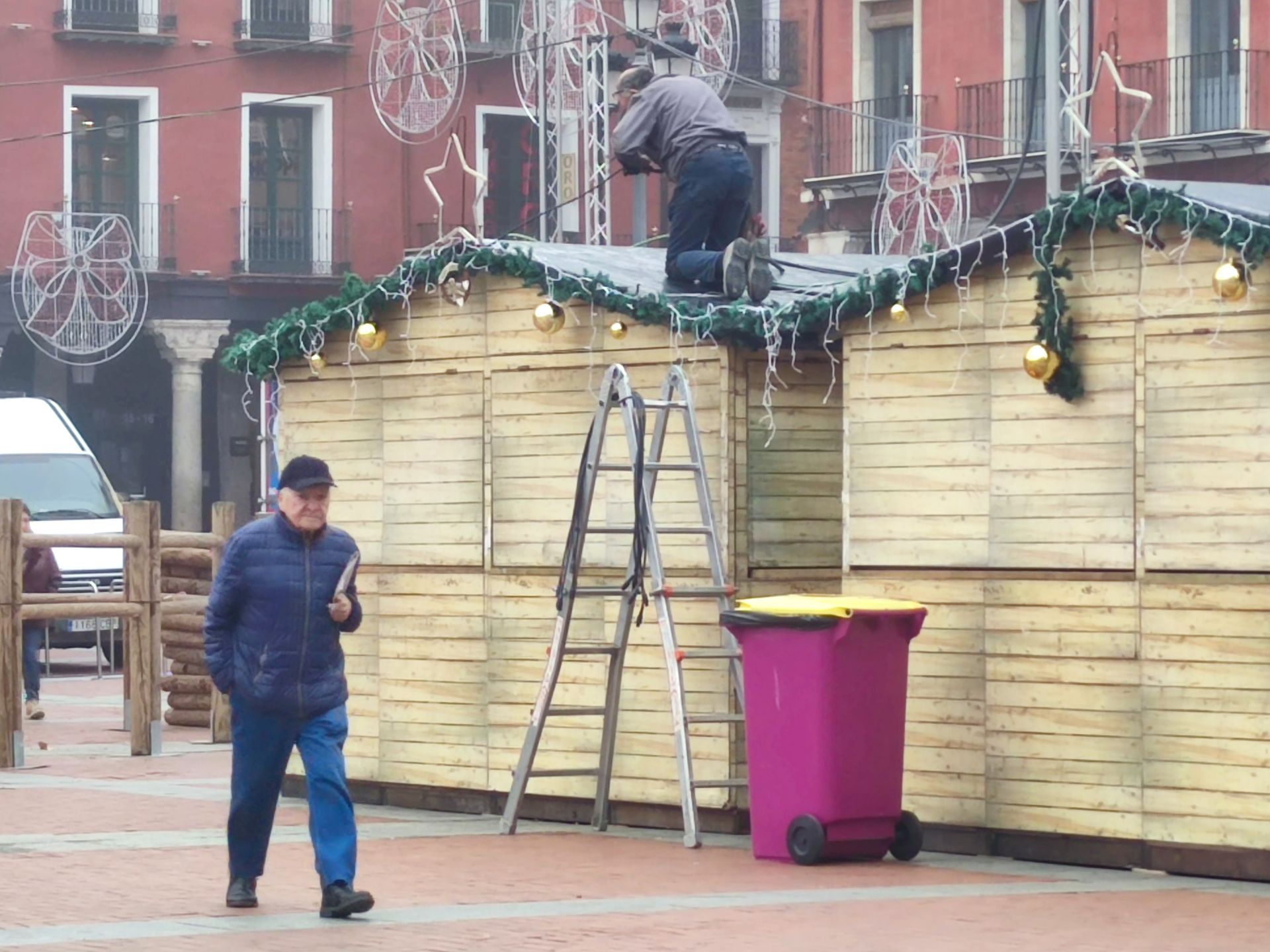 Un operario remata la instalación de las casetas del mercado navideño.