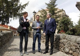 Juan Lobato, con Luis Tudanca y el entonces portavoz del PSOE en la Asamblea del Madrid, Ángel Gabilondo, en encuentro del partido en 2016.