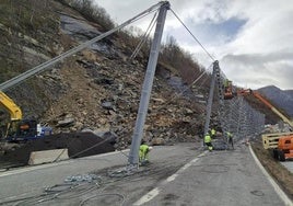 Colocación de la barrera dinámica en la zona del argayo de la AP-66.