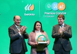 La pastora Patricia Rebollo recoge el premio, aplaudida por Sánchez Galán.