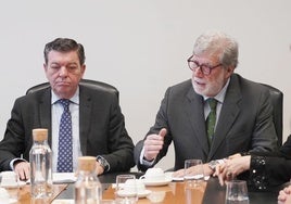 El presidente de CEOE Castilla y León, Santiago Aparicio (derecha), este miércoles junto al consejero de Presidencia, Luis Miguel González Gago.