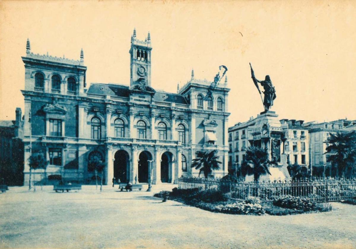 La estatua del Conde Ansúrez, con el Ayuntamiento al fondo, en 1920.