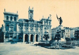 La estatua del Conde Ansúrez, con el Ayuntamiento al fondo, en 1920.