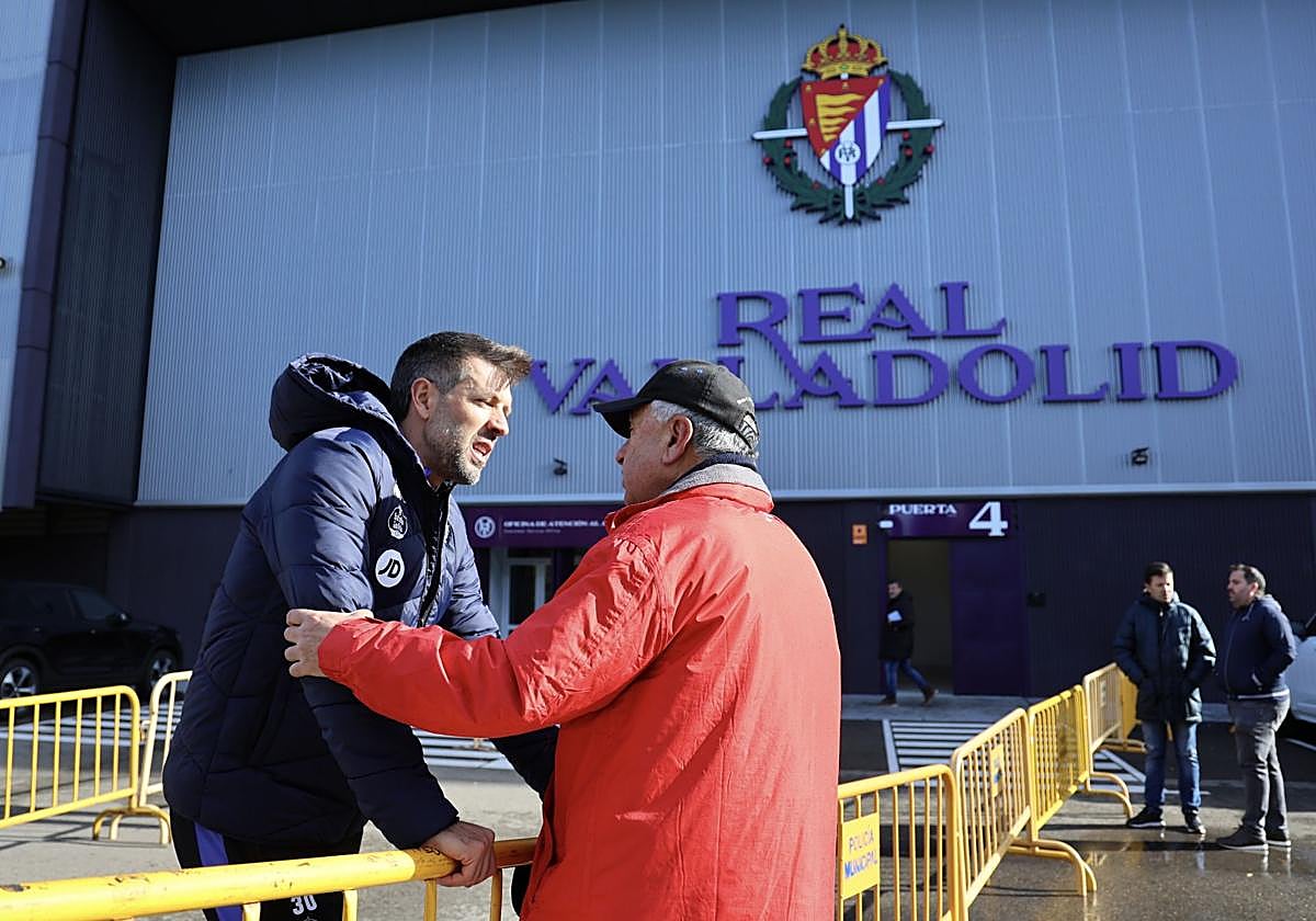 Pezzolano charla con un aficionado en el pasillo de acceso a los Anexos.